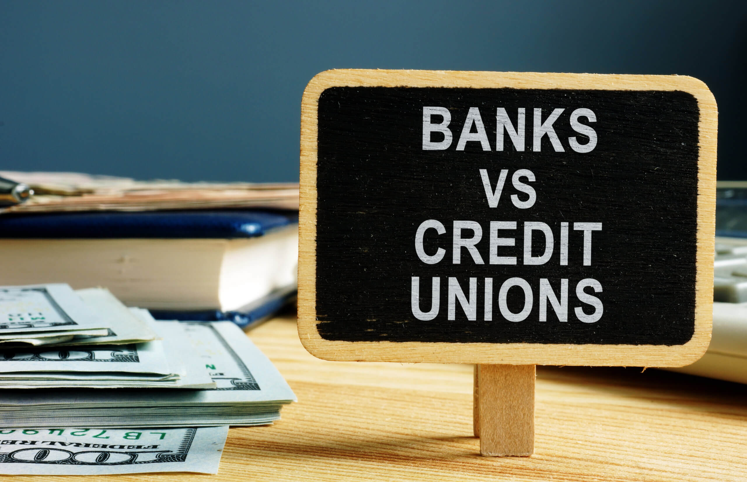 Difference between a credit union and bank: main illustration