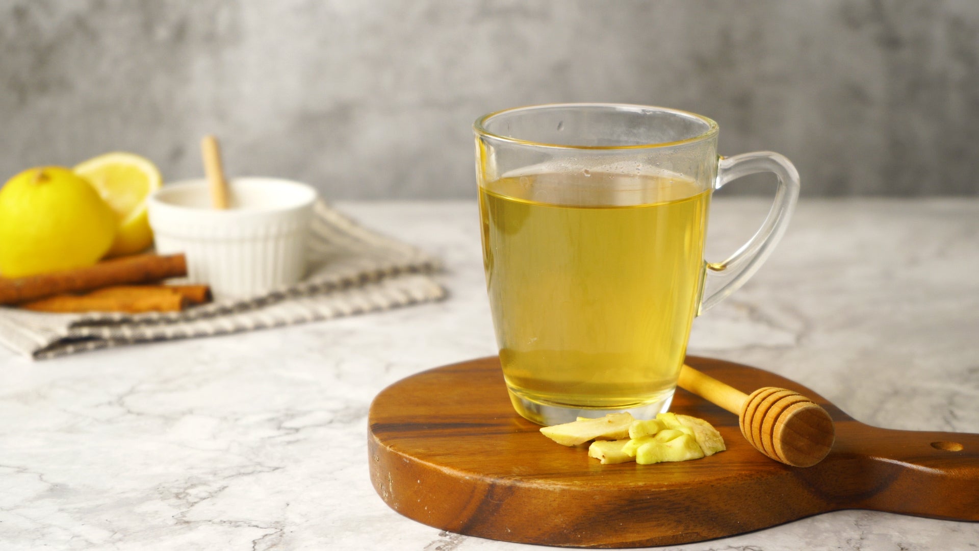 Benefits of honey in water: main illustration