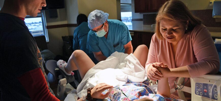 Surrogate_parents_attending_birth
