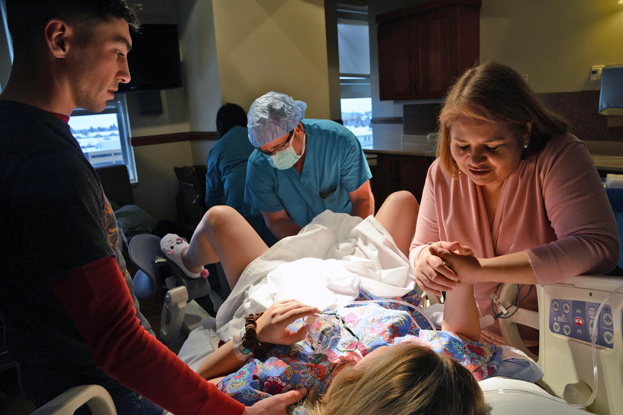 How does surrogate motherhood work: main illustration