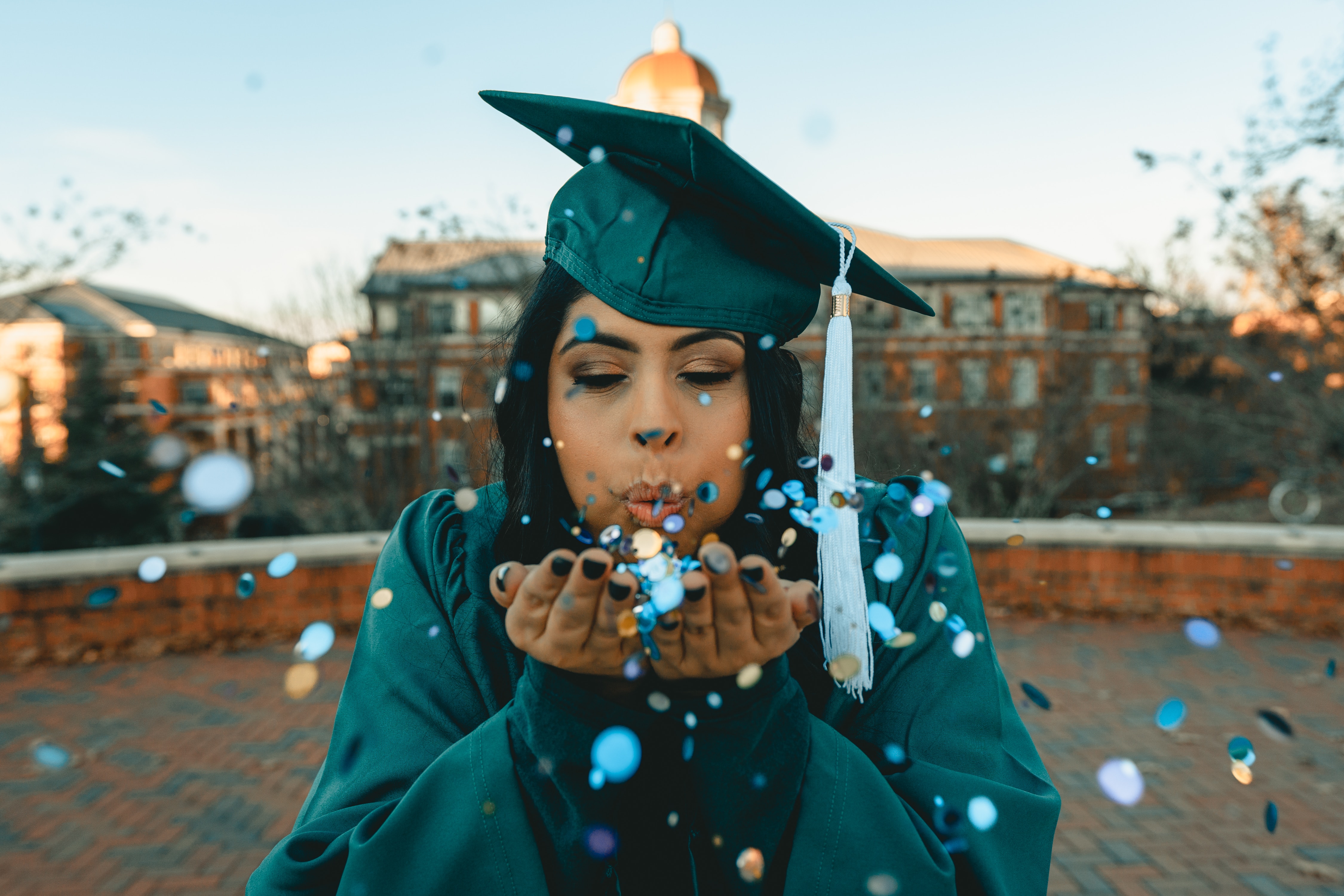 What's the difference between undergraduate and graduate programs: main illustration