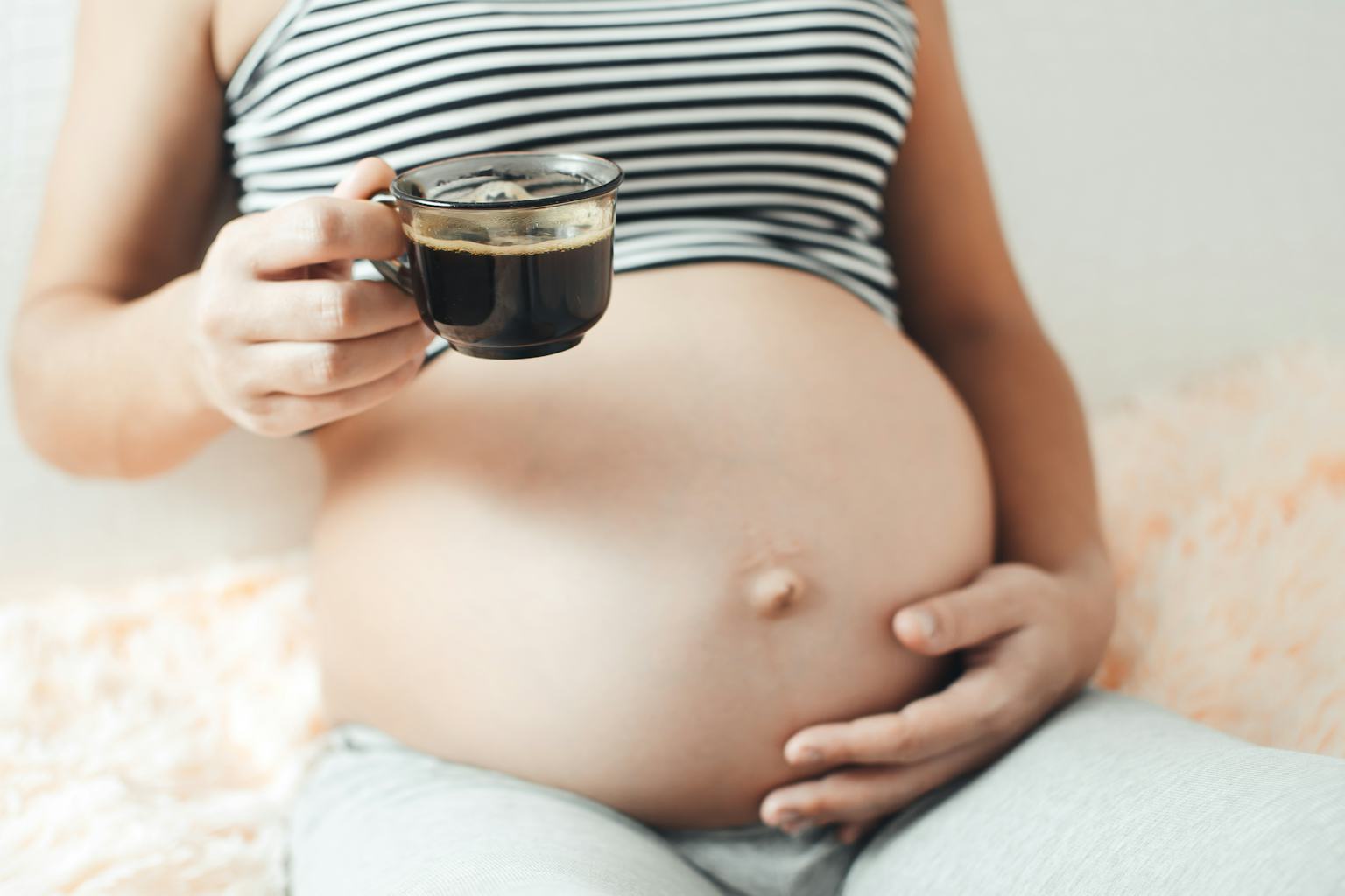 Can you have coffee while pregnant: main illustration