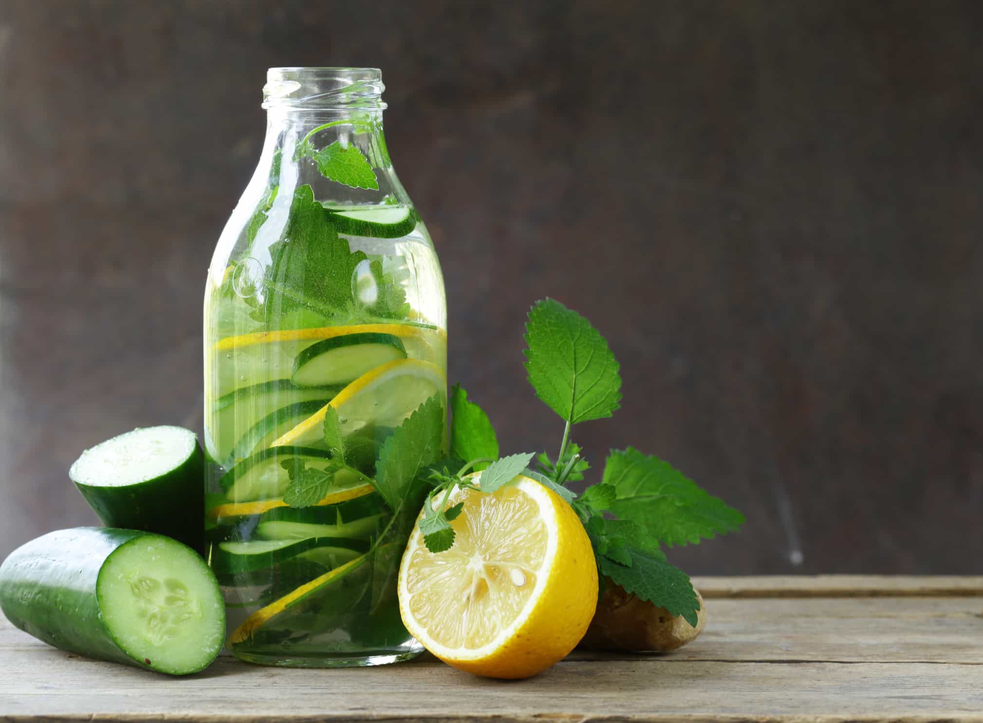Benefits of cucumber lemon water: main illustration